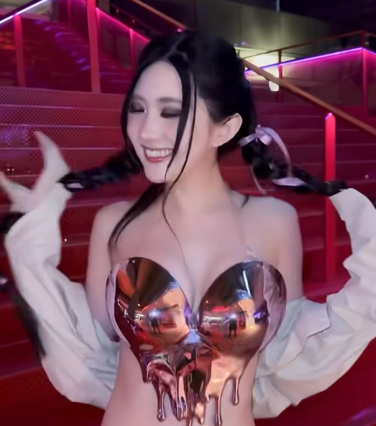 Nữ streamer diện thời trang hở, nhún nhảy cực mạnh 